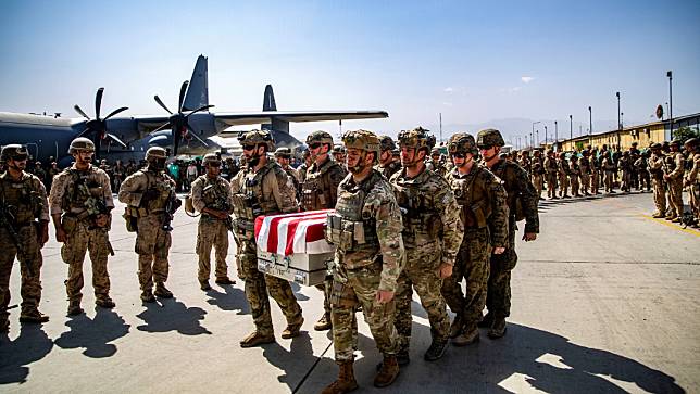 2021年8月27日，美軍在喀布爾機場為前一天死於伊斯蘭國自殺炸彈攻擊的同袍抬棺。路透社