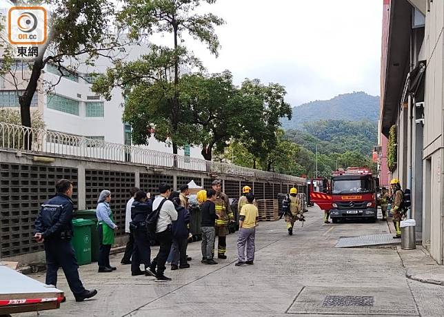 消防在場調查火警原因。(陳錦昌攝)