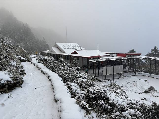 強烈大陸冷氣團發威，台東嘉明湖山屋十日凌晨降雪，山屋周邊白雪皚皚。（圖由林業及自然保育署台東分署提供）