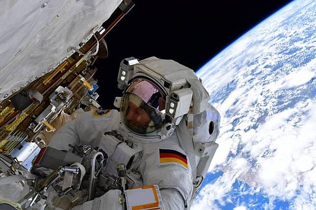 身穿太空衣的德國太空人毛瑞爾(Matthias Maurer)。(圖擷取自Matthias Maurer臉書)