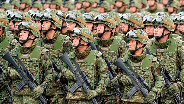 2018年10月14日，日本自衛隊舉行閱兵式。美聯社資料照片