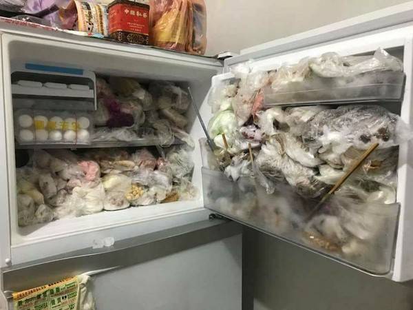 ▲阿嬤的冰箱一打開，上層冷凍庫竟然被大大小小的塑膠袋裝食材給塞爆！（圖／爆廢公社 , 2018.2.17)