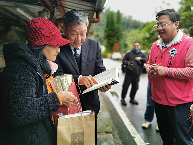 魚池鄉長劉啟帆(右)和慈濟呂芳川主任(中)把祝福禮送到鄉親家。