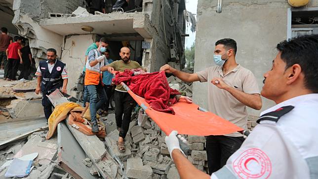 2023年10月29日，加薩走廊南部拉法（Rafah）被空襲後，民眾抬出一名兒童的屍體。美聯社