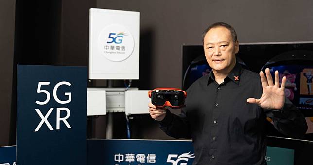 台灣首款VR一體機1／能「隔空抓藥」的神奇眼罩　周永明的XRSPACE有什麼好玩
