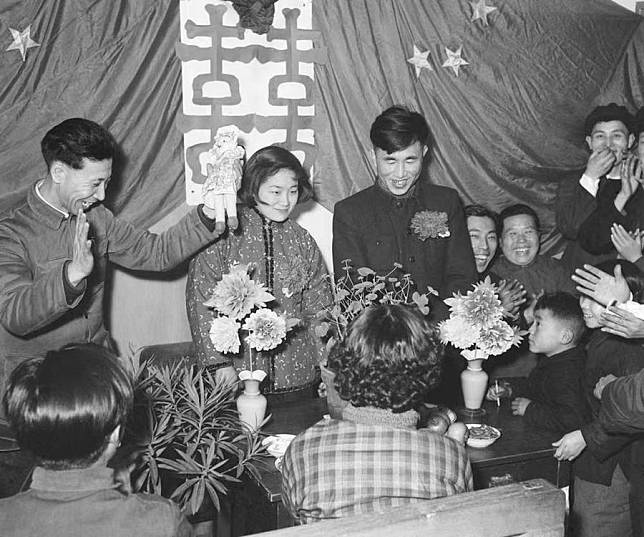 A couple holds a wedding ceremony during the Spring Festival of 1957 in Shenyang, northeast China's Liaoning Province.