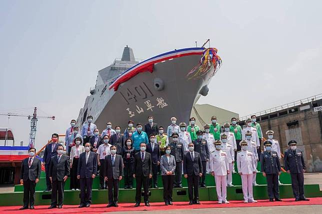 由台船承建的海軍萬噸級兩棲船塢運輸艦「玉山艦」，目前已進入到第6階段的碼頭靜態測試，接下來將進行最後階段的海上測試，若測試結果符合預期目標，將可在9月底前交艦給海軍。圖為蔡英文總統今年4月主持「玉山艦」命名暨下水典禮。(圖：取自中華民國海軍臉書專頁)