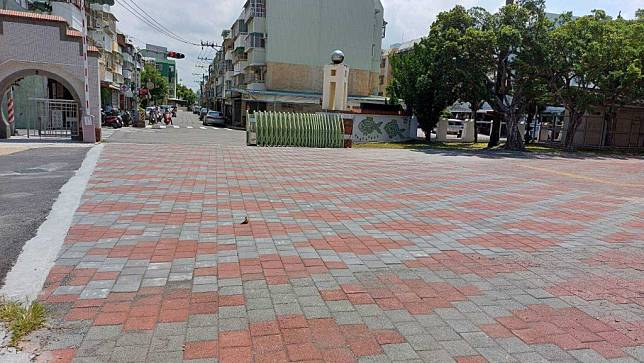台南市教育局執行校園路平專案，原本的損壞的鋪面整修後恢復平整。（記者施春瑛攝）