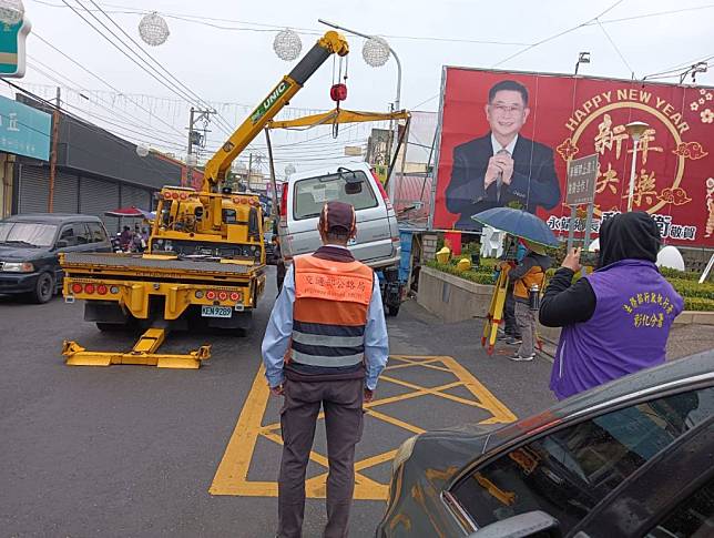 彰化監理站在永靖鄉路邊發現一欠款又逾檢車輛，立即吊車、吊照及追索稅費。(記者曾厚銘翻攝)