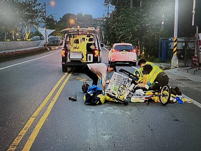 南投縣埔里鎮劉姓街友騎三輪車過馬路時被機車撞倒，當場沒有生命跡象，送醫搶救後陷入昏迷。民眾提供