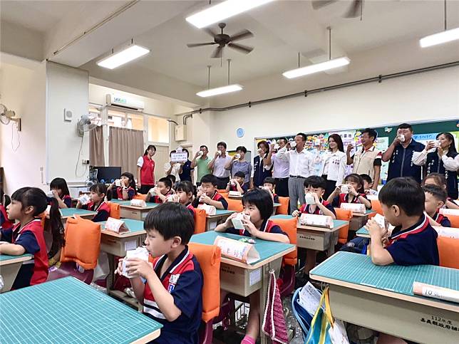 2024年9月起，全台所有公立國小以及附設幼兒園，都將陸續喝到由該專案供應的國產鮮乳和國產保久乳。（圖片來源：嘉義縣政府教育處臉書）