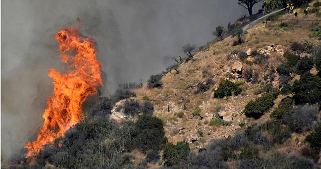加州野火延燒至「億元豪宅區」　當局一度發布撤離令