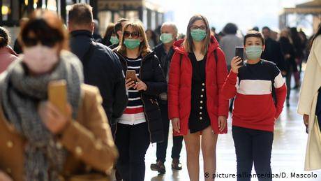 在意大利米蘭，街上的行人已經戴上了口罩