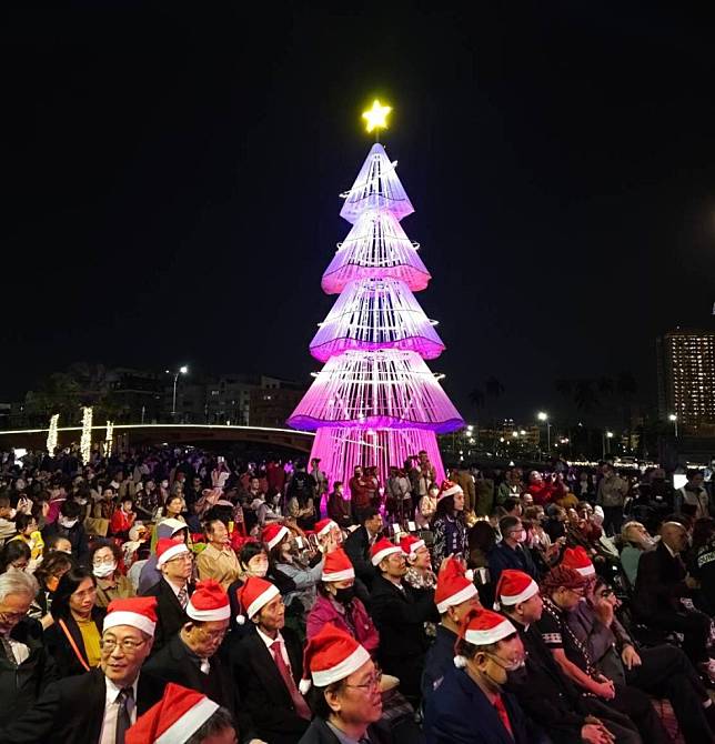 運河河樂燈區台南400歷史的揚起耶誕樹三日晚間正式亮燈。（記者羅玉如攝）