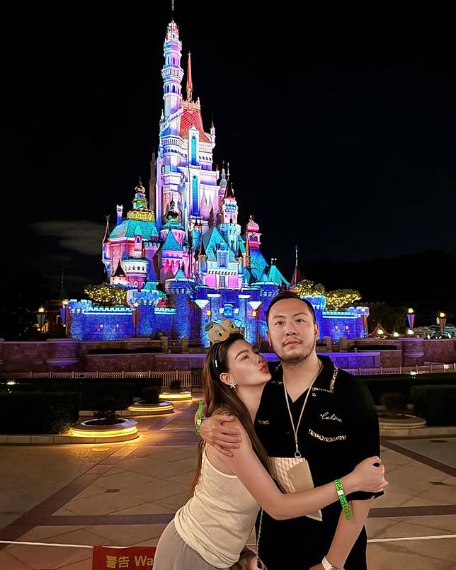 ครอบครัวดาราดังโบกมือลาไทย