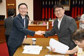立法院財政委員會召委選舉，民進黨立委李坤城(左)、國民黨立委林思銘(右)出任。(記者廖振輝攝)