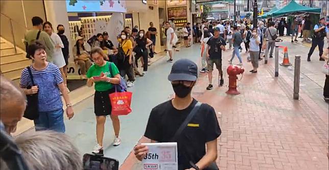 香港有一位民眾，向媒體展示一本封面印有「5 月 35 日」文字的書，以幽默方式諷刺中國不願面對天安門事件的態度，隨後就被警察帶走。 圖：翻攝自李老師不是你老師推特