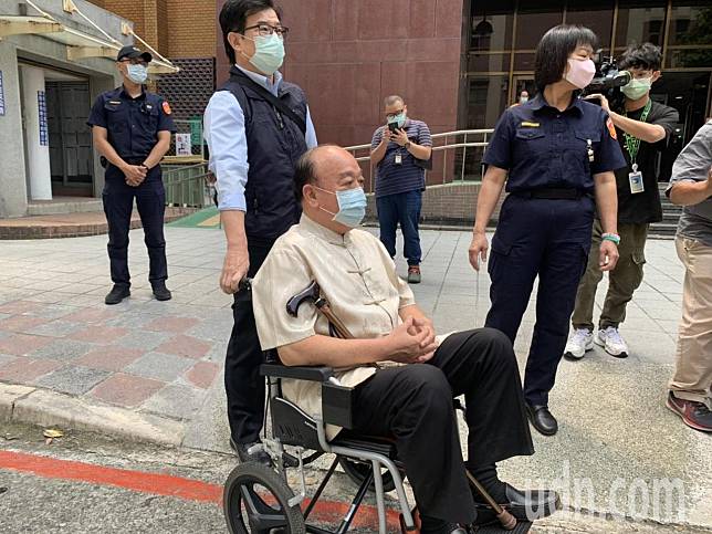 吳斯懷今天坐輪椅到台北地院出庭。記者王聖藜/攝影