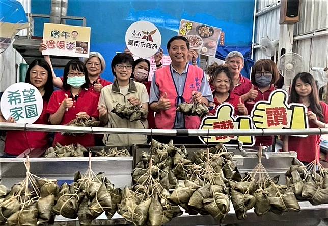 台南市餐飲產業工會及喜憨兒台南庇護工場致贈粽子與油飯禮盒，分送給身心障礙朋友。 （勞工局提供）