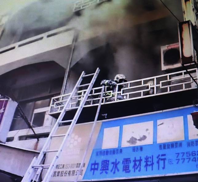 鹿港鎮菜園路經營中興水電材料行的二樓火警，冒出濃濃黑煙。（記者何國榮翻攝）