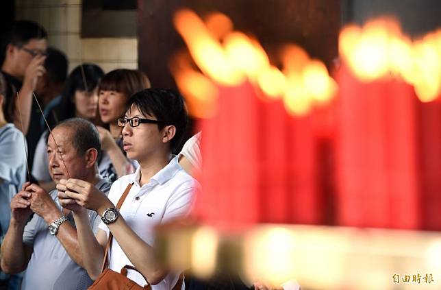上香點燭是台灣許多信眾拜神時，表達誠意的祝禱方式，而在龍山寺自5月份禁香之後，這樣的畫面將成為回憶。(記者廖振輝攝)