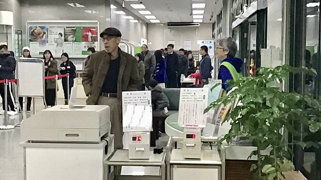 馮淬帆在林口的郵局辦事時，撿到路人的提款卡急找義工幫忙處理。記者葉君遠／攝影