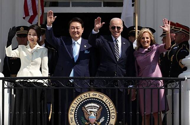 中國官媒《環球時報》在南韓總統尹錫悅（左二）訪美時發文砲轟。（翻攝尹錫悅IG）