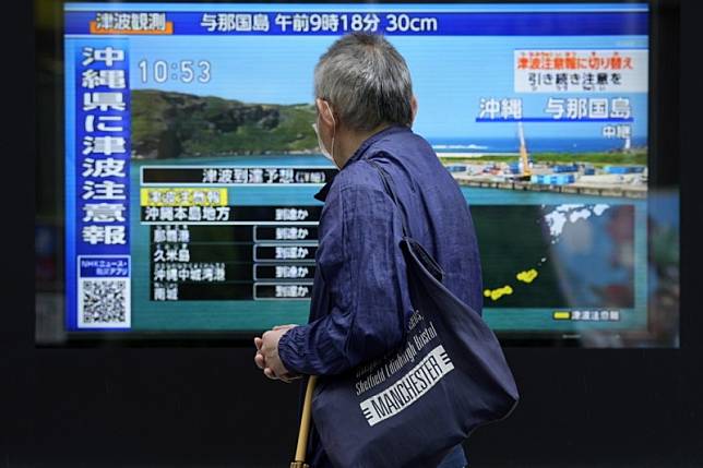 花蓮地震，國家級警報却失準。圖為東京街頭的電視正在播放沖繩海嘯警報和台灣地震的即時新聞。（美聯社）