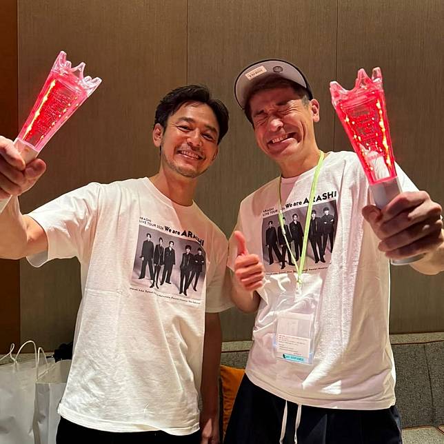 妻夫木聰（左）、佐藤隆太穿演唱會周邊T恤、拿手燈，相當投入。翻攝佐藤隆太IG
