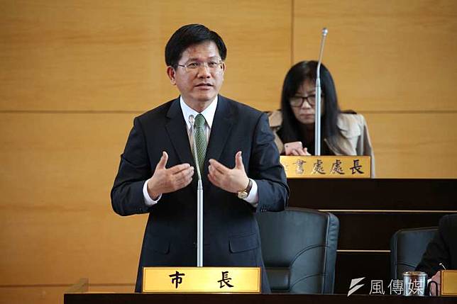 反空污大遊行即將在周末於台中、高雄兩地同步舉行，而台中市長林佳龍今（15）天被問及是否會出席台中場遊行時表示，「明（16）天會決定」，也強調不想要公民運動被政治人物操弄。（曾家祥攝）