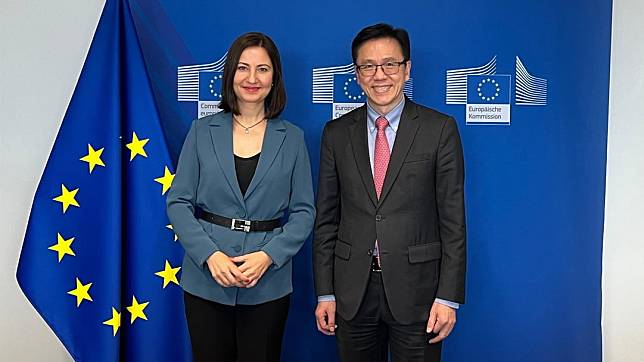 正在比利時訪問的孫東（右）與歐盟委員會創新、研究、文化、教育與青年事務委員伊萬諾娃會面