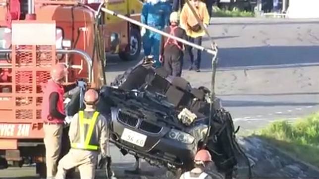 日本長野縣24日發生死亡車禍，行駛在堤防道路的BMW轎車失控衝下斜坡，車內4名男學生均不幸身亡。(圖擷自TBS NEWS)