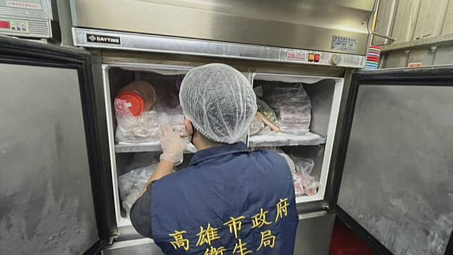 高雄市衛生局派員到店稽查採檢。（翻攝畫面）