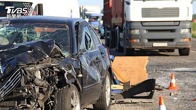 美國一名卡車司機邊開車邊滑手機約砲、導致5車連環撞悲劇1死8傷。（示意圖／Shutterstock達志影像）