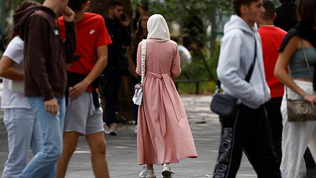 2023年8月29日，穿長袍的穆斯林婦女走在法國南特的街道上。路透社