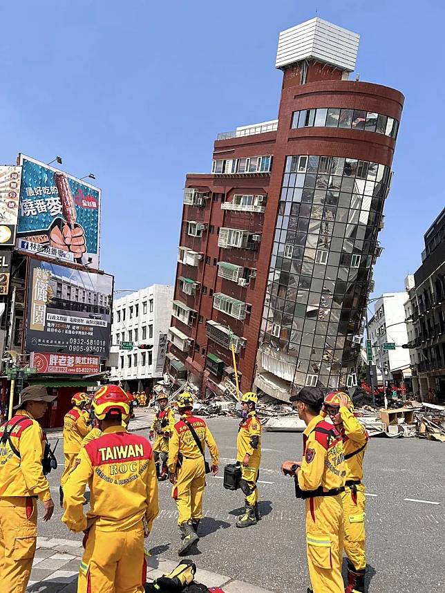 3日震央附近的花蓮市一處「天王星大樓」被地震搖塌，救難人員正進行搜救。（圖／中天新聞）