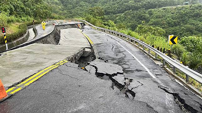 台30線玉長隧道東出口路段路基下陷，道路封閉，請駕駛人改駛替代道路。（記者鄭錦晴翻攝）