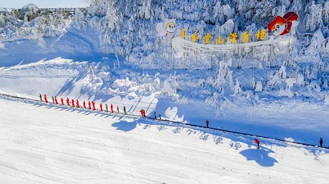 Visitors ski in the Yushe Snow Mountain Ski Resort in Liupanshui City, southwest China's Guizhou Province. (Courtesy of Yushe Snow Mountain Ski Resort)