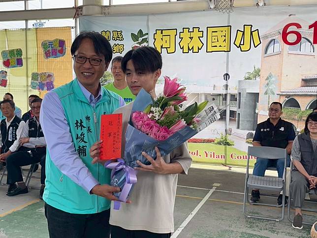 葉子豪同學在二０二四馬來西亞二項國際扯鈴大賽，榮獲優異成績，冬山鄉長林峻輔至柯林國小頒發獎勵金一萬元及教練獎勵金五千元。（冬山鄉公所提供）