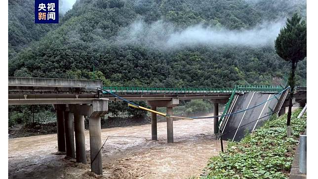 2024年7月19日，中國陝西省境內的丹寧高速公路橋梁在暴雨後崩塌。翻攝央視