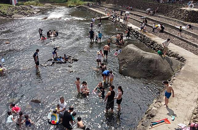 桃園夏日親子戲水首選「宇內溪戲水區」。（觀旅局提供）