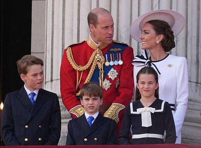 威廉王子與凱特王妃一家五口上週現身皇家閱兵儀式，在白金漢宮陽台亮相，接受民眾歡呼。（翻攝The Royal Family臉書）