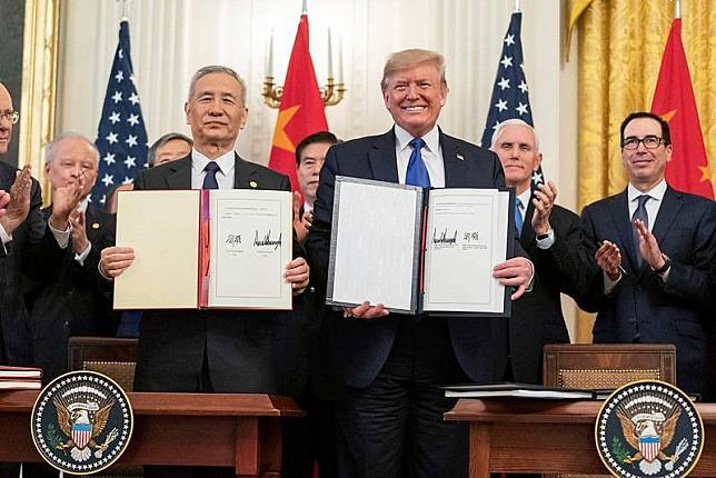 美國總統川普與中國國務院副總理劉鶴展示雙方簽署的協議。（White House）