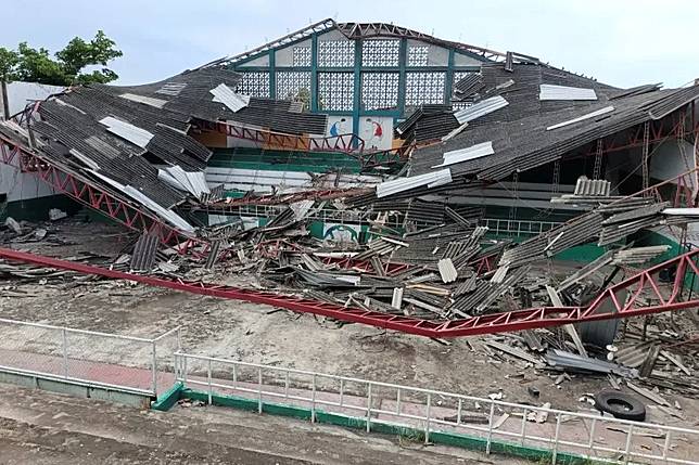 ▲ 南美國家厄瓜多週五發生規模6.3的地震，有建築物因此倒塌受損。（圖／美聯社／達志影像）