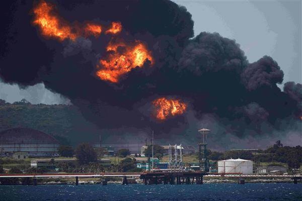 古巴馬坦薩斯油輪港口儲油設施爆炸。路透社