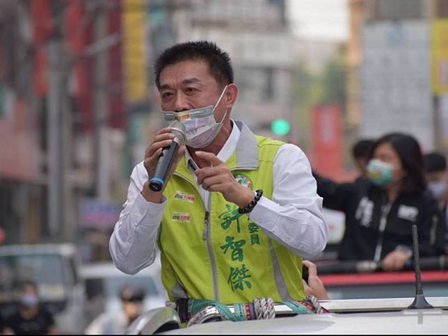 許智傑分析一份「7地區9立委的國民黨危險名單」。（圖：許智傑臉書）