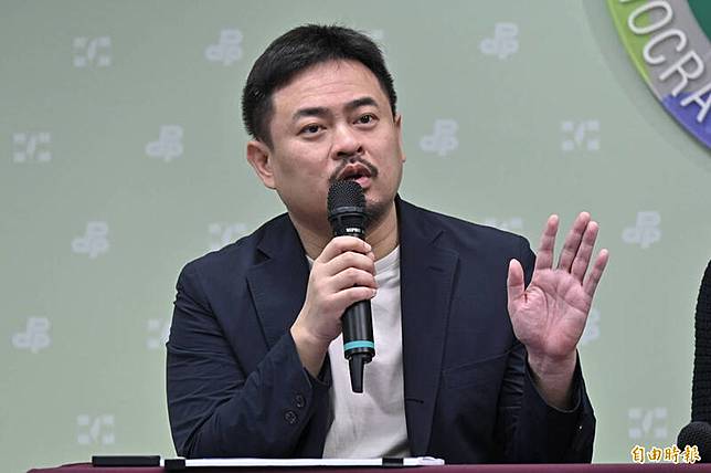 民進黨立委洪申翰今(21日)批評，謝宜容正進行法律戰攻防，企圖以各種方式撇清責任，他無法接受這種脫罪卸責的聲明，「這是一條人命的問題」。(記者塗建榮攝)