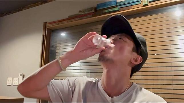 大野智私下豪邁乾杯。翻攝大野智IG