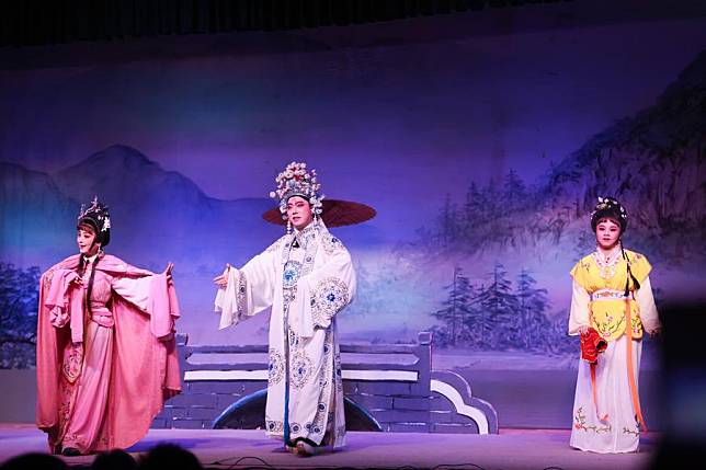 Lin Fang ® and Chen Kehan © are pictured during a stage performance in Dingan County, south China's Hainan Province, April 23, 2024. (Xinhua/Zhang Liyun)