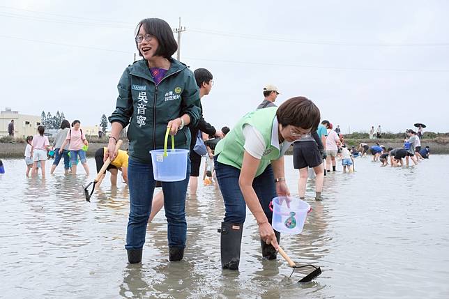 民進黨籍立委陳素月在去年底便得到黨中央提名，並積極和地方人士達成合作。圖為4月初，現任行政院中部聯合服務中心副執行長吳音寧（左）、陳素月（右）參加芳苑鄉的2026台灣文蛤節。（攝影／許詩愷）